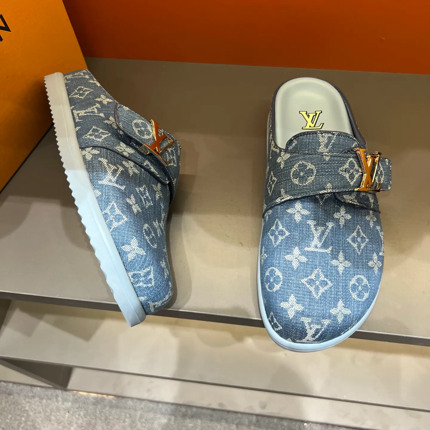 P340, LV Easy 2025 new men's casual sandals, made of suede cow leather, with Monogram pattern to highlight the trendy style. Adjustable straps illuminated with LV letters, while a resilient insole and micro outsole provide lightweight comfort. Made of suede cow leather with embossed Monogram pattern and brand element metal hardware✅Adjustable straps➕Tough insole‼ ️Micro outsole. Comfortable and easy to wear‼ ️ 38-45 (45 customized)